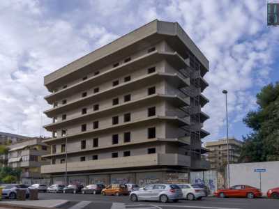 Colpiscono le sue linee �moderne� (considerata l�epoca in cui fu costruito) e il pregiato rivestimento con pannelli di granito, ancora perfettamente integro, che quasi riflette la luce del sole
